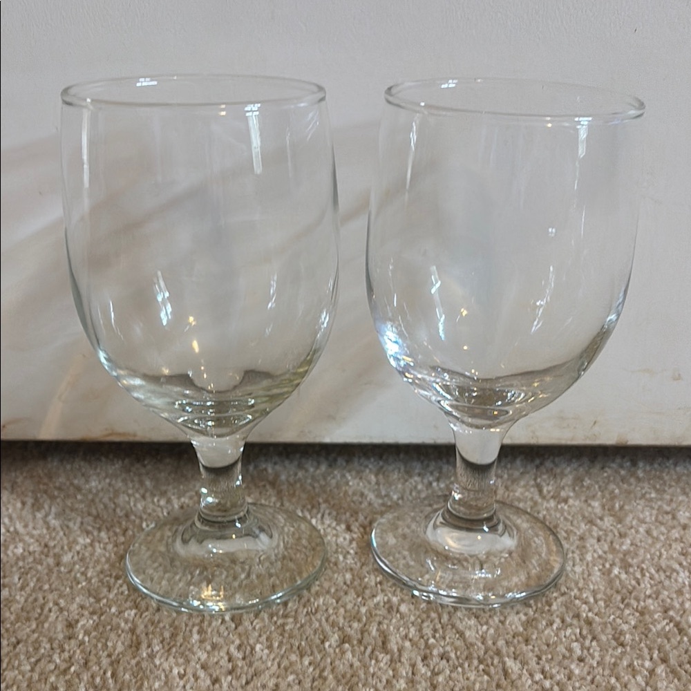 Set of 2 Clear Glass Wine Goblets